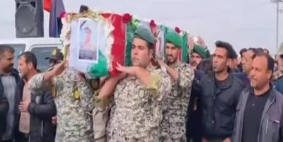 خبرگزاری فارس - تشییع پیکر سرباز جان‌باخته حادثه پادگان باغین در رفسنجان