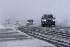 بارش برف در محورهای مواصلاتی آذربایجان غربی/رانندگان از سفرهای غیر ضروری پرهیز کنند