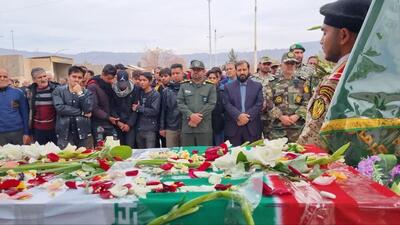 پیکر مهدی جعفری از سربازان ارتش در زرند تشییع و تدفین شد