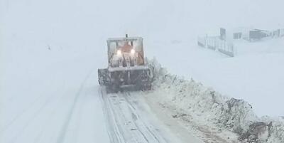 خبرگزاری فارس - بارش سنگین برف جاده‌های هراز و کندوان را مسدود کرد