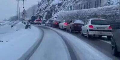 خبرگزاری فارس - ترافیک شدید در جاده کندوان مانع فعالیت ماشین‌های برف‌روب شد