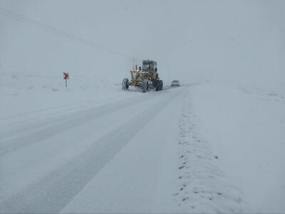 امدادرسانی به ۸۰ خودرو گرفتار در برف محورهای نیشابور