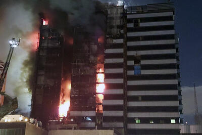 طبقه چهارم به بالای ساختمان بیمارستان گاندی آتش گرفته است