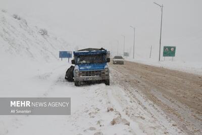 تردد در گردنه های برفگیر  استان تنها با زنجیر چرخ امکان پذیر است