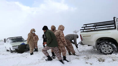 ببینید / کمک جمعی کارکنان نیروی زمینی ارتش به مردم گرفتار در برف!