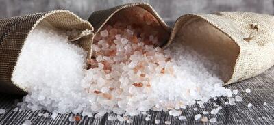 هشدار وزارت بهداشت درباره سرطان زا بودن نمک‌های رنگی و سنگ نمک