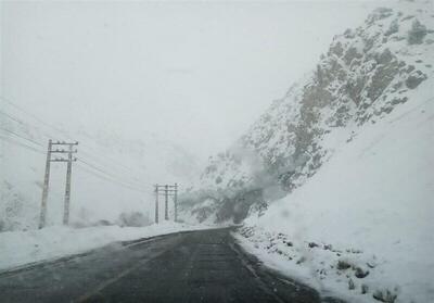 مه‌گرفتگی و بارش شدید برف در گردنه «هیراب» + فیلم
