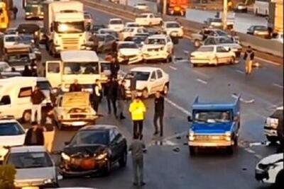 تصادف زنجیره‌ای ۱۵ خودرو در آزادراه قزوین- کرج در حوالی پل طالقان / ۷ نفر مصدوم شدند