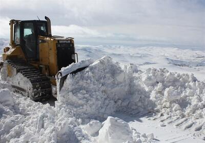 برف گردنه‌های الیگودرز و راه ارتباطی ۱۵۰ روستا را مسدود کرد
