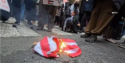 خبرگزاری فارس - پرچم آمریکا در نیویورک به آتش کشیده شد+فیلم