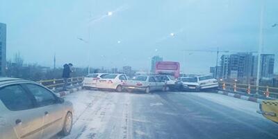 خبرگزاری فارس - تصادف زنجیره‌ای ۱۵ خودرو در آزادراه قزوین-کرج