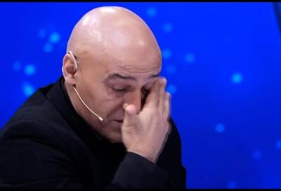 بغض و گریه علیرضا منصوریان در برنامه تلویزیونی | شاید من به آرزوی کودکی‌ام نرسیدم اما...