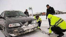 فیلم دیدنی از امدادرسانی پلیس راهور و تیم های امدادی به خودروهای گرفتار در برف