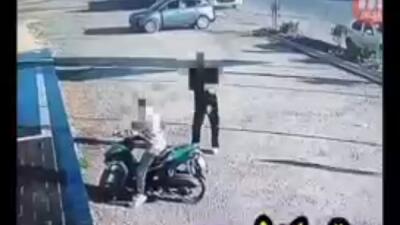 لحظه تصادف عجیب موتورسیکلت (فیلم)