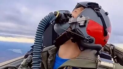 تعقیب و گریز نفس‌گیر دو هواپیمای شکاری/ از داخل کابین خلبان ببینید (فیلم)