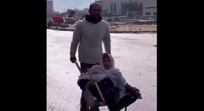 انتقال سالمندان در نوار غزه با اعمال شاقه+ فیلم