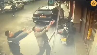 (ویدئو) مرد قهرمان پسربچه در حال سقوط از طبقه پنجم را گرفت