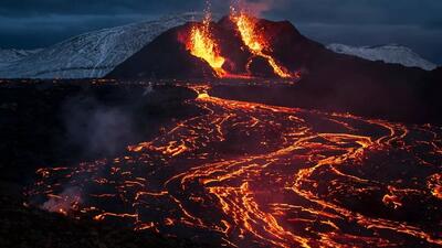 (ویدیو) فوران آتشفشان در ایسلند و احتمال فروپاشی یک شهر