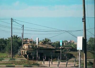 نمایی جالب از مبارز قسام در حال هدف قرار دادن پیشرفته ترین تانک اسرائیل | عکس