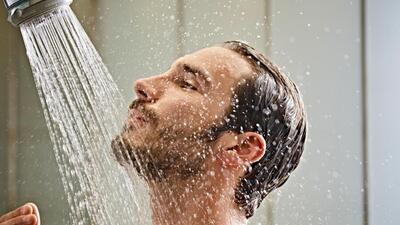 ببینید | توصیه جالب کارشناس برنامه تلویزیونی درباره مصرف آب حین حمام!