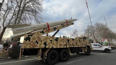 به نمایش درآمدن موشک‌های بالستیک «خیبرشکن» و «قدر» در کنگره ۲۴ هزار شهید تهران