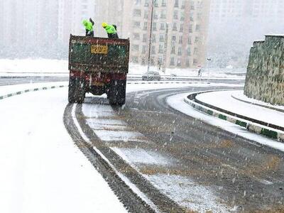 شن‌پاشی در مناطق برف‌خیز پایتخت