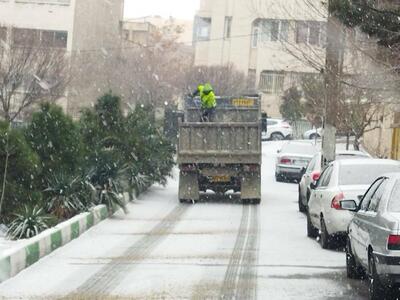 بارش زیبای برف در تهران | آغاز شن پاشی در معابر برف خیز پایتخت | هیچ معبری بسته نیست