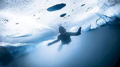 ببینید | دو مینی‌بوس پر از مسافر زیر یخ رفتند!