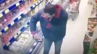 رفتار خونسرد یک دزد هنگام سرقت از یک فروشگاه (فیلم)