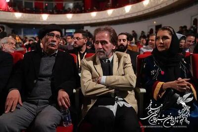ببینید | کارگردان مشهور وسط افتتاحیه جشنواره فیلم فجر: ماشین‌ها را توقیف نکنید! برای یک روسری خسارت وارد نکنید