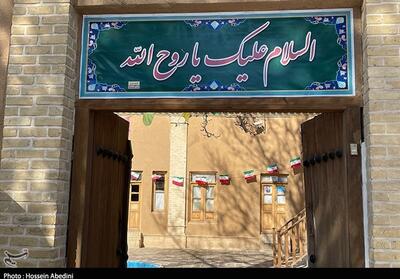 بیت تاریخی امام خمینی(ره) در خمین گلباران شد - تسنیم