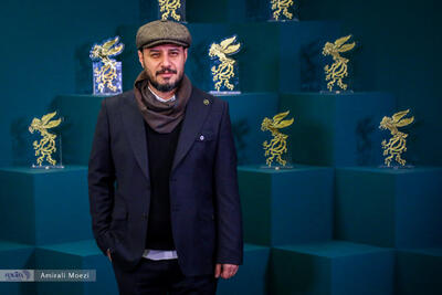 ببینید | استایل جالب جواد عزتی در جشنواره فیلم فجر در هوای برفی تهران