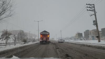 برف‌روبی و نمک‌پاشی خیابان‌های سطح شهر بجنورد توسط شهرداری