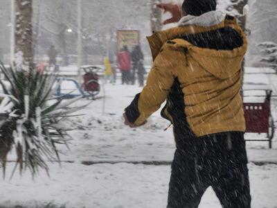 برف‌بازی مردم بجنورد در بوستان شهربازی