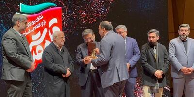 خبرگزاری فارس - نشان«قلم مقدس» به مدیر عامل خبرگزاری فارس اهدا شد