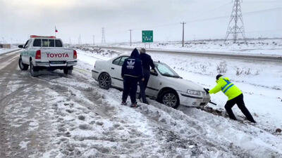فیلم کمک رسانی ماموران پلیس به خودروی گرفتار در برف را ببینید