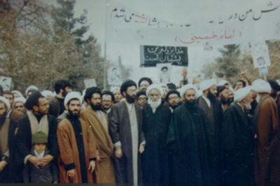 تصویر دیده نشده از رهبر انقلاب در تظاهرات علیه پهلوی در مشهد | عکس