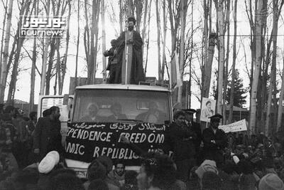 تصویر کمتر دیده شده از مقام معظم رهبری در تظاهرات بر علیه رژیم پهلوی در شهر مشهد