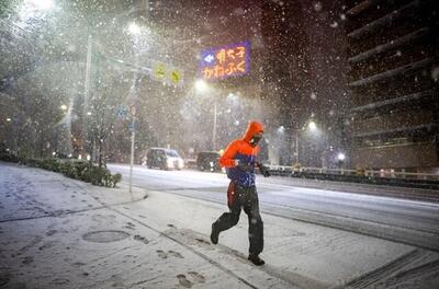 بارش برف سنگین در توکیو؛ بیش از ۱۰۰ نفر مصدوم شدند