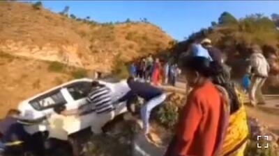 نابود شدن یک خودرو پس از کمک‌رسانی مردم (فیلم)