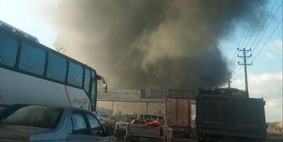 خبرگزاری فارس - آتش‌سوزی انبار بزرگ پلاستیک در جاده خاوران+عکس