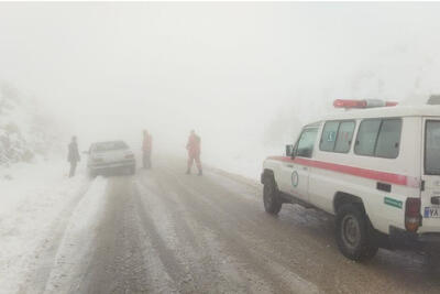 تصاویری از سقوط بهمن و کولاک شدید در جاده‌های کوهستانی زنجان | گرفتار شدن صدها خودرو در جاده های برفی | ببینید