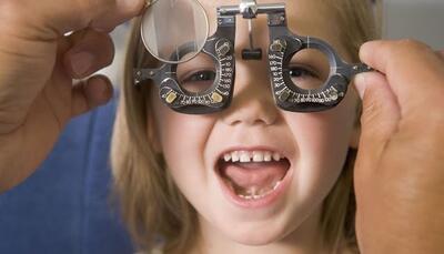 دلایل بروز مشکلات بینایی در کودکان | والدین چگونه می‌توانند متوجه مشکلات بینایی کودک شوند؟