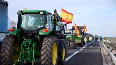 مسدود شدن مسیرها در اسپانیا با تراکتورهای کشاورزان معترض