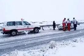 امدادرسانی نیروهای هلال احمر کرمانشاه به ۱۱۸ خودرو گرفتار در برف