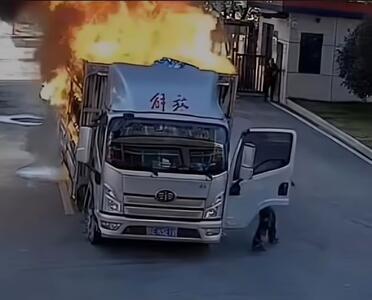ابتکار عمل راننده ای که کامیونش آتش گرفته است (فیلم)