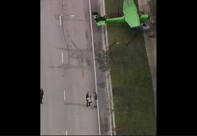 فرود اجباری یک هواپیمای تک موتوره در خیابان‌های فلوریدا (فیلم)
