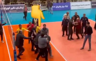 ببینید / درگیری و کتک کاری در لیگ برتر والیبال ایران