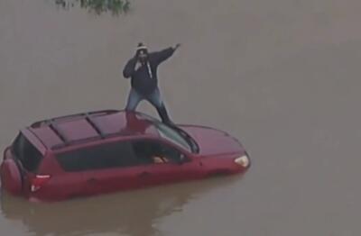 ببینید / تصاویری از درخواست کمک و نجات یک مرد گرفتار در سیلاب در آمریکا