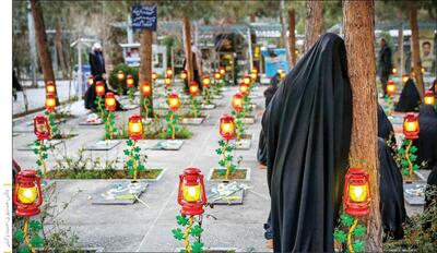 گلباران و عطرافشانی مزار شهدا در آستانه ۴۵ سالگی انقلاب اسلامی ایران